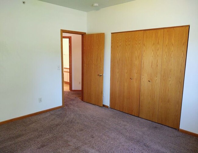 Building Photo - $1,195 | 2 Bedroom, 1 Bathroom Condo | No ...