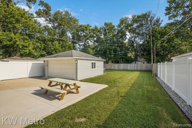 Building Photo - 908 Bauman Ave