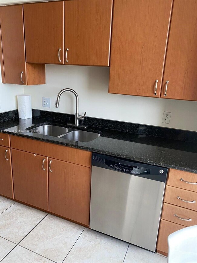 Building Photo - 2425 SW 27th Ave