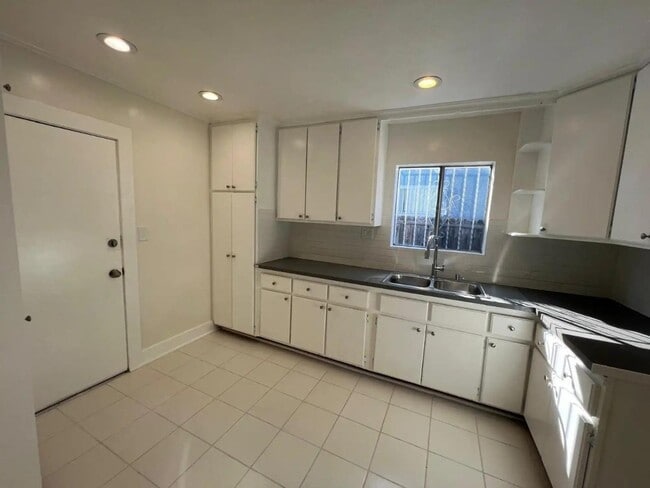 Building Photo - 1110 W 92nd St