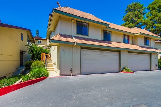 Building Photo - Downtown Vista Townhome, Available Now!