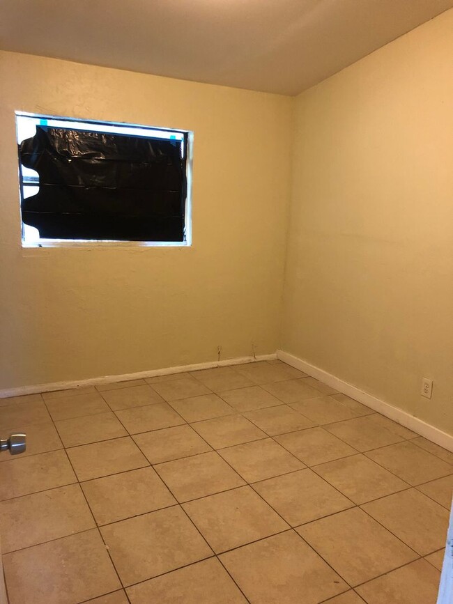 Building Photo - 1859 Lauderdale Manor Dr