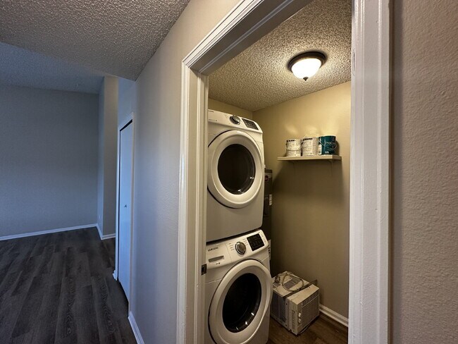 Building Photo - Beautiful Top Floor Condo with Great Views!