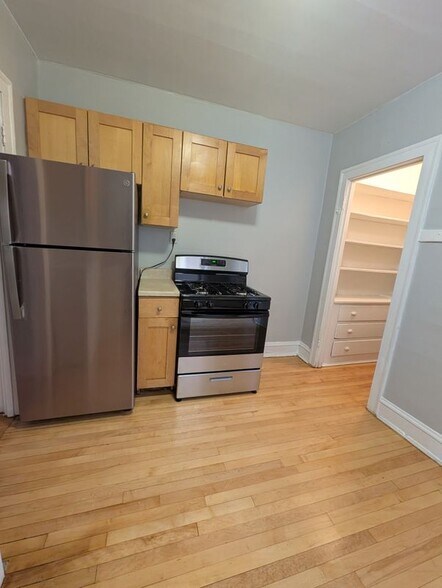 Building Photo - 3438 W Foster Ave