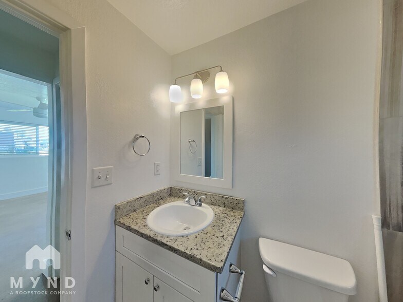 Building Photo - 4824 E Willetta St