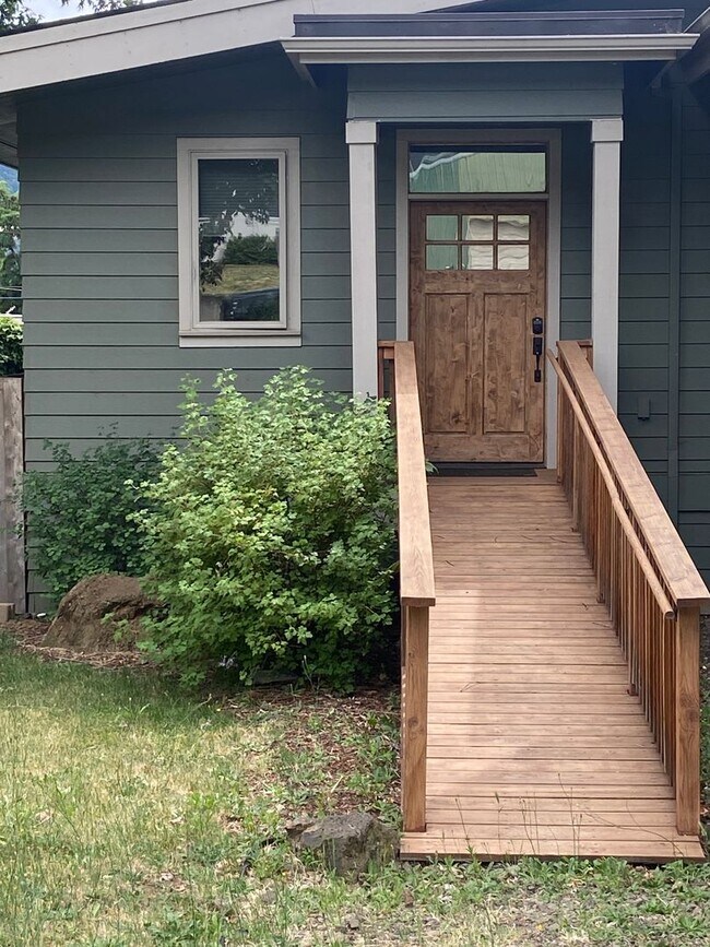 Building Photo - 1 bedroom 1 Bath in Bingen, WA