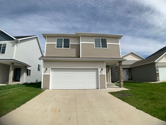 Building Photo - 3 Bed 3 Bath Single Family Home