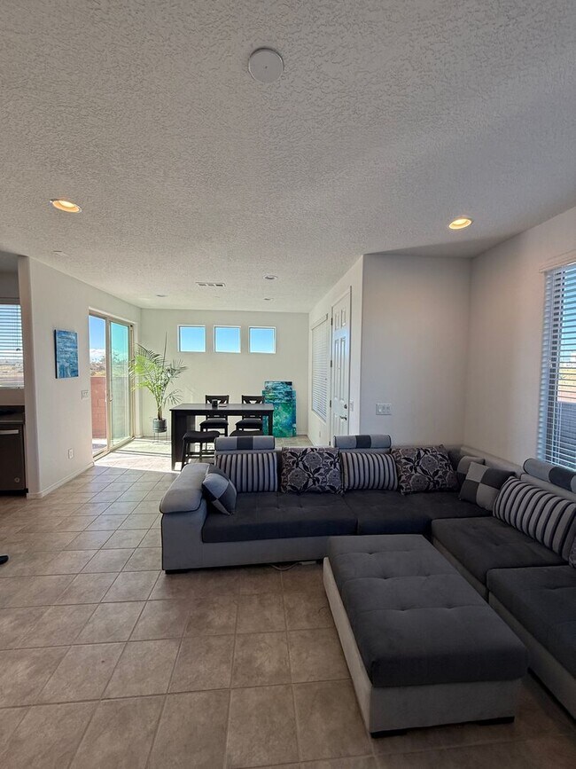 Building Photo - Villas de Los Soleras - Pristine 3 bdr, 2 1/2 bath Townhome, 2 car garage & Views!