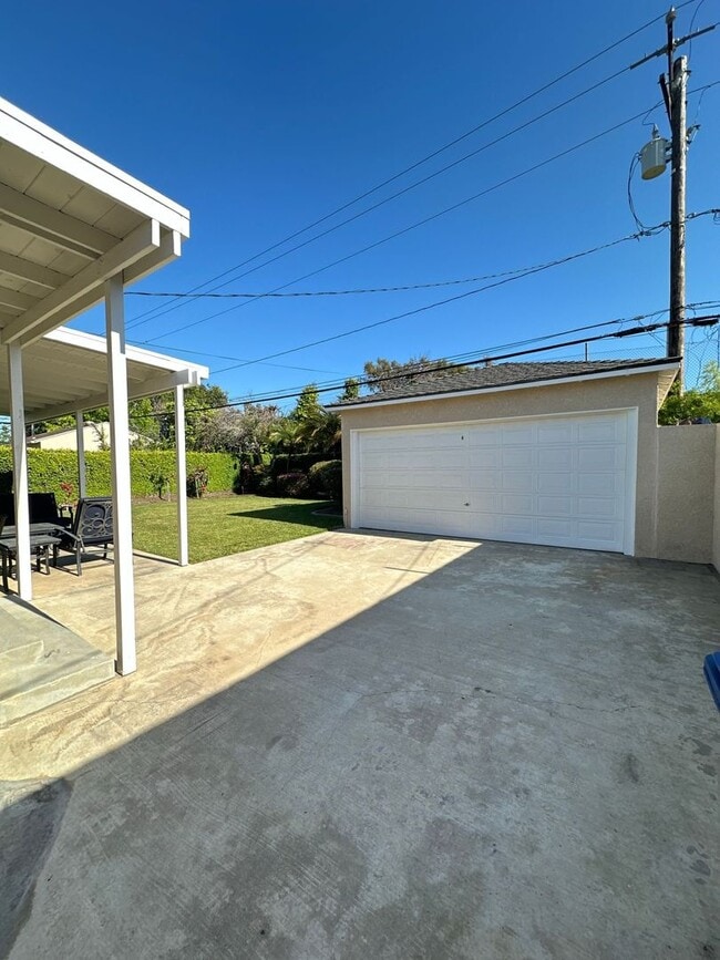 Building Photo - Lakewood 3 Bed Gorgeous House - New Paint ...