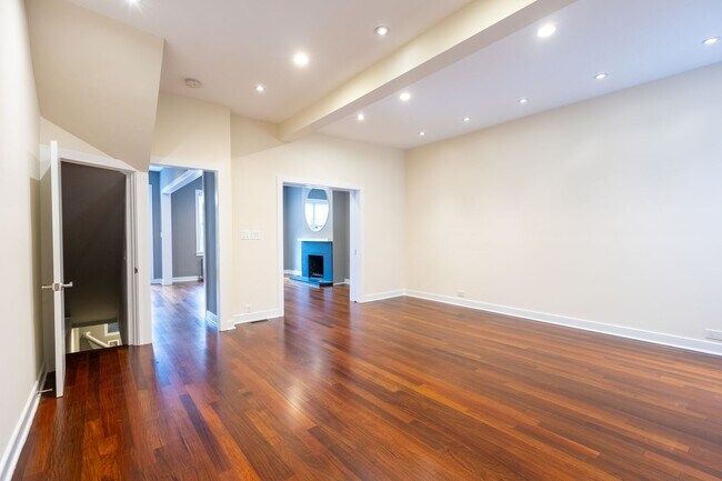 Building Photo - Beautiful 4 BR/3.5 BA Townhome in Cathedra...