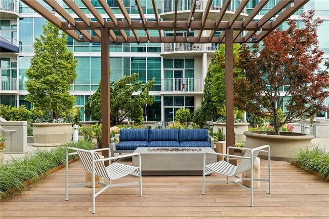 Building Photo - 943 Peachtree St NE