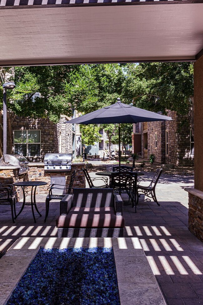 Building Photo - Top Floor 2 Bedroom Condo Located in Manha...