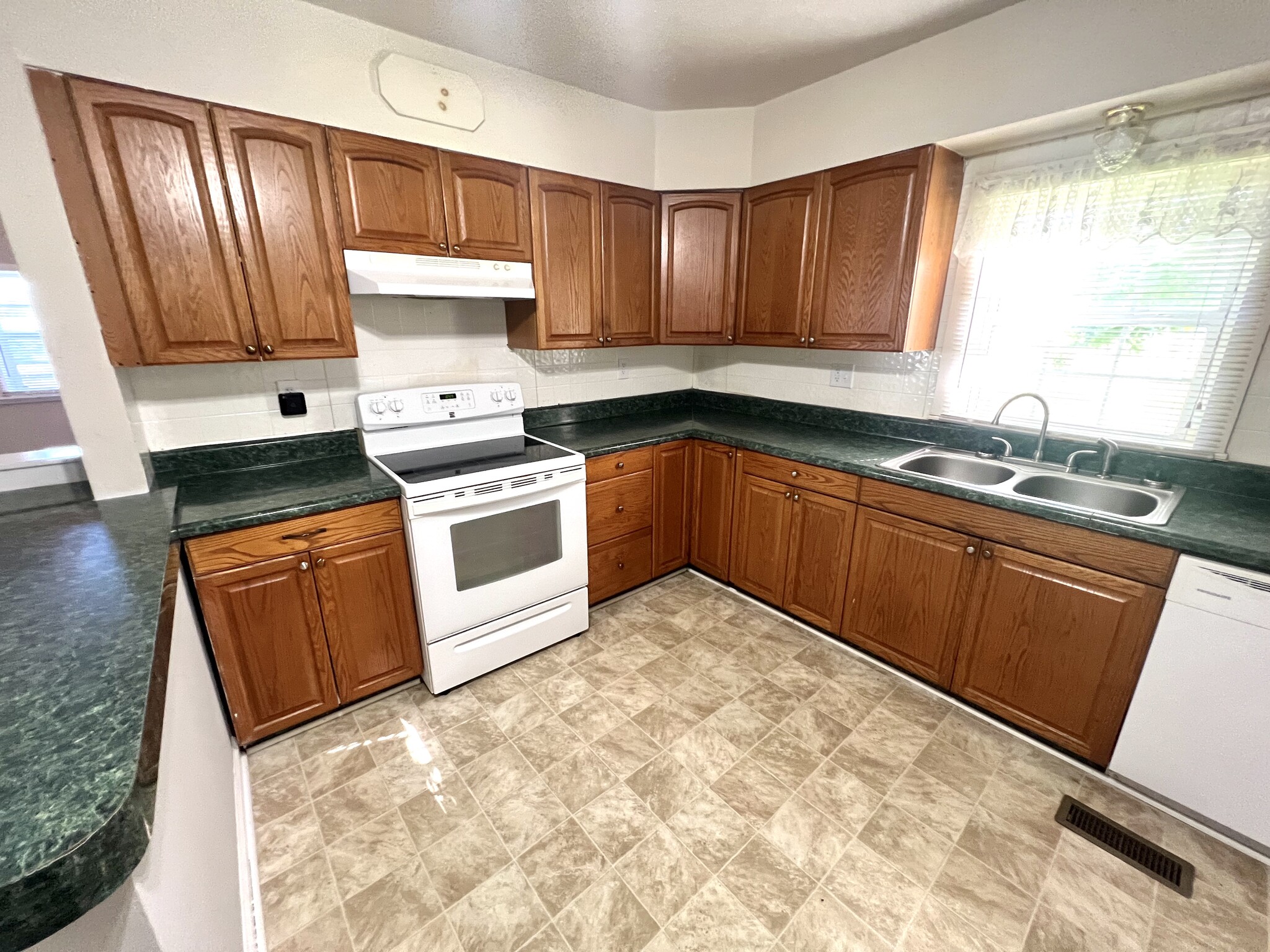 Kitchen - 671 Godley Rd