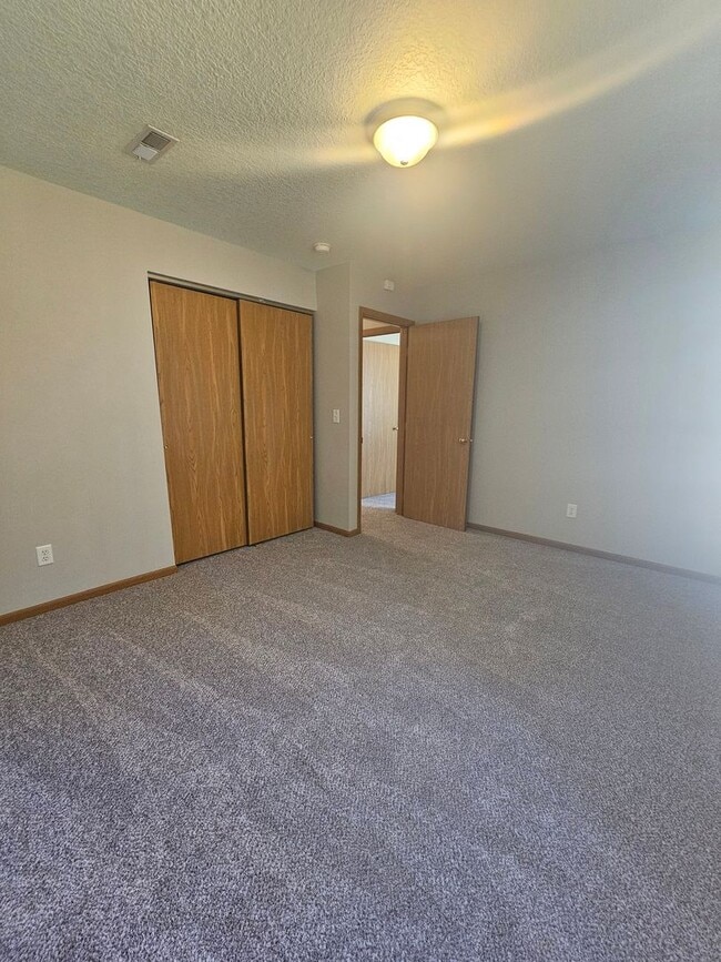 Building Photo - There is a $25 fee per application and eve...