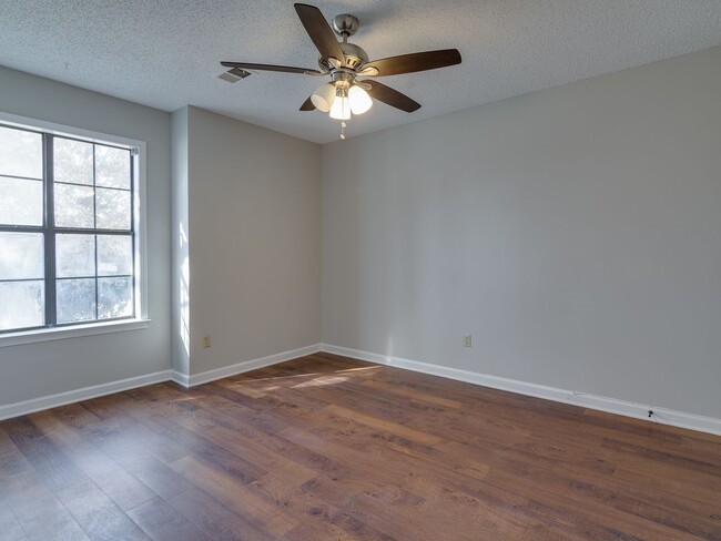 Building Photo - Renovated and Ready for Move In!
