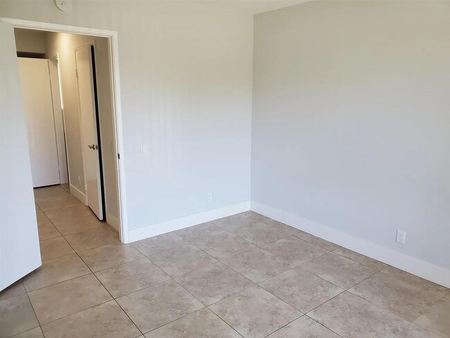 Building Photo - 96 Lakeview Cir