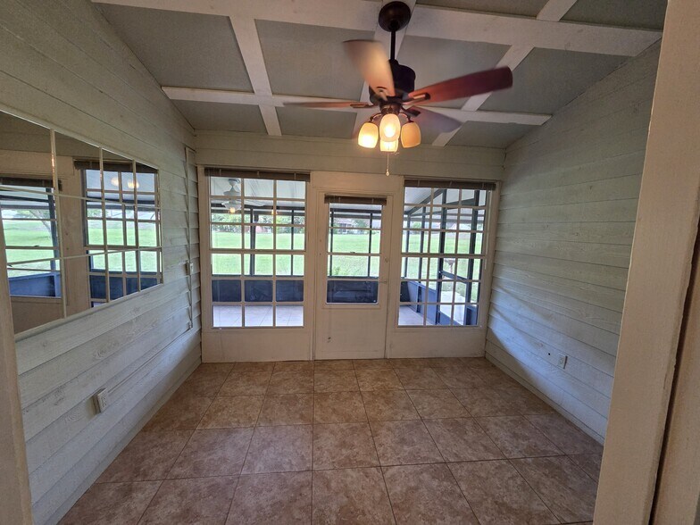 Bonus Sunroom,Office, or Rec Area - 35120 Whispering Oaks Blvd