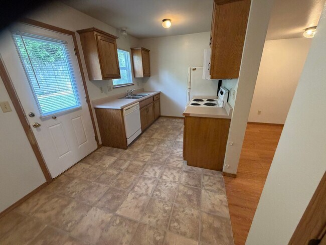 Building Photo - 20305 Skyview Dr