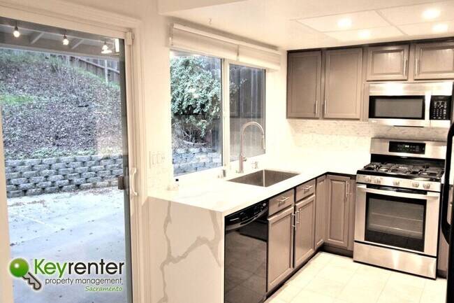 Building Photo - 8312 Camelback Ct