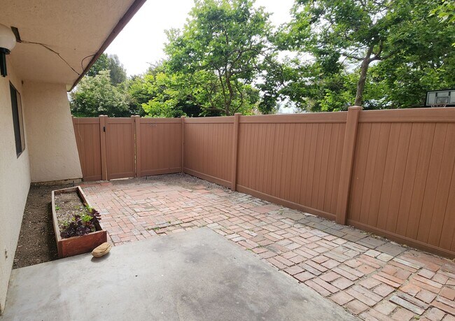Building Photo - Your perfect Ventura retreat—spacious 3 be...