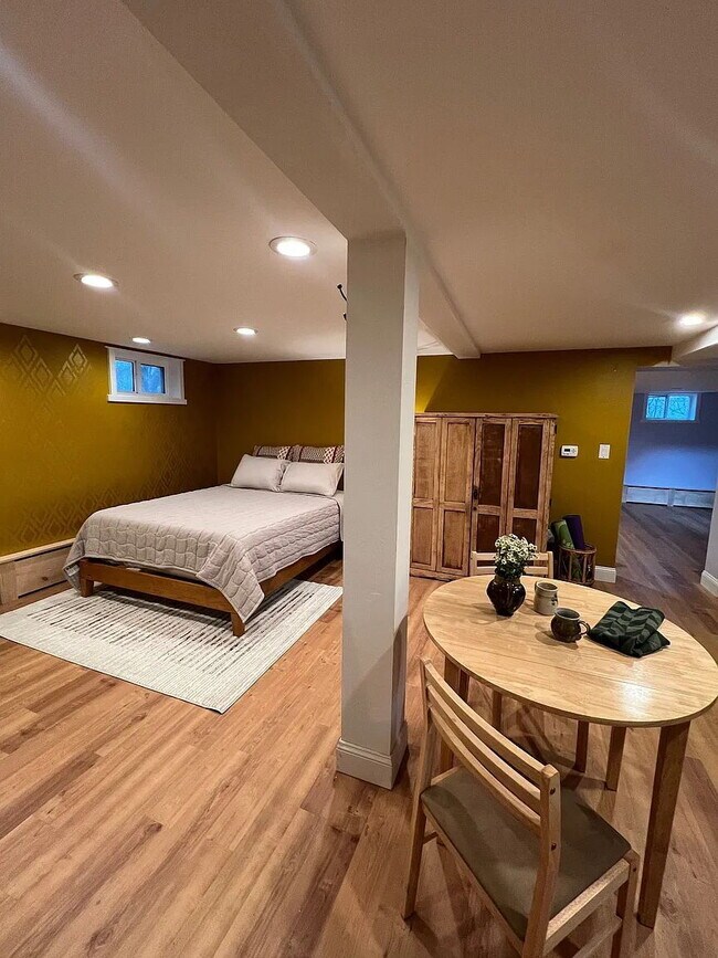 Building Photo - Charming Garden-Level 1BR/1BA Apartment Available January 1st