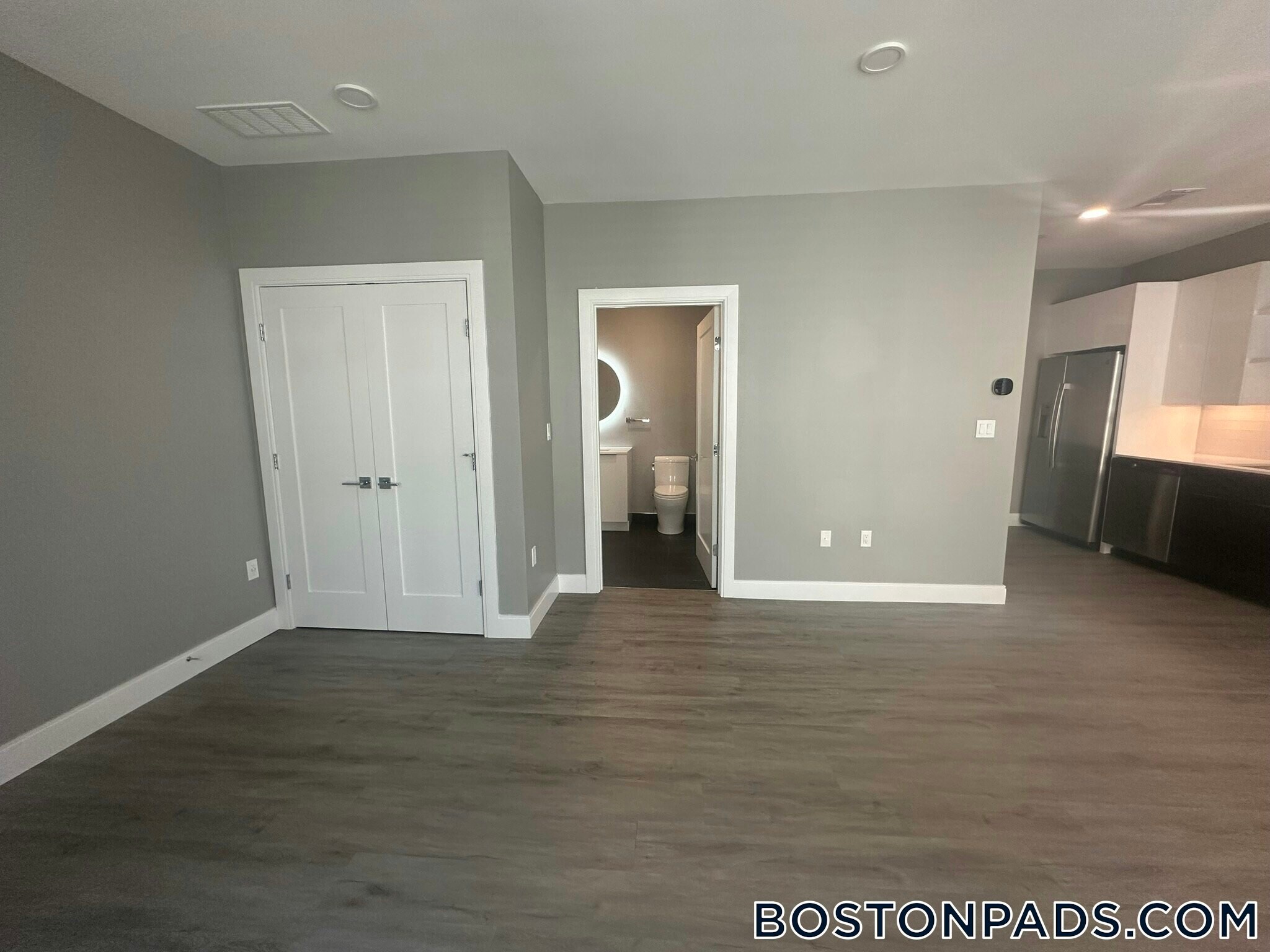 Building Photo - 656 Saratoga St