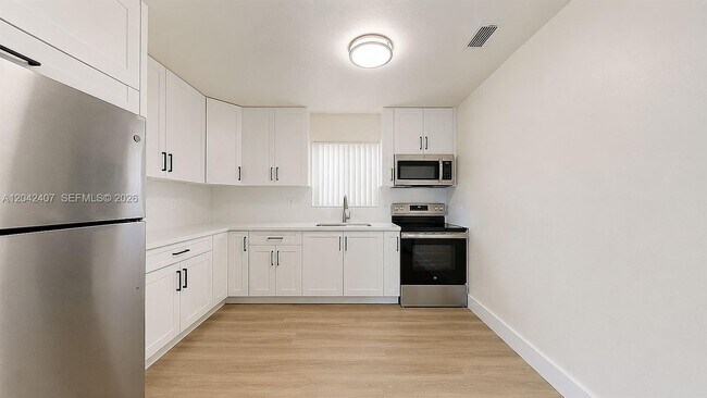 Building Photo - 1670 W 42nd St