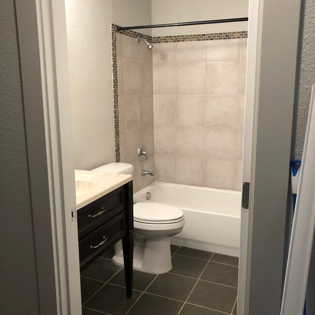 Full Bath - 1715 Franklin St