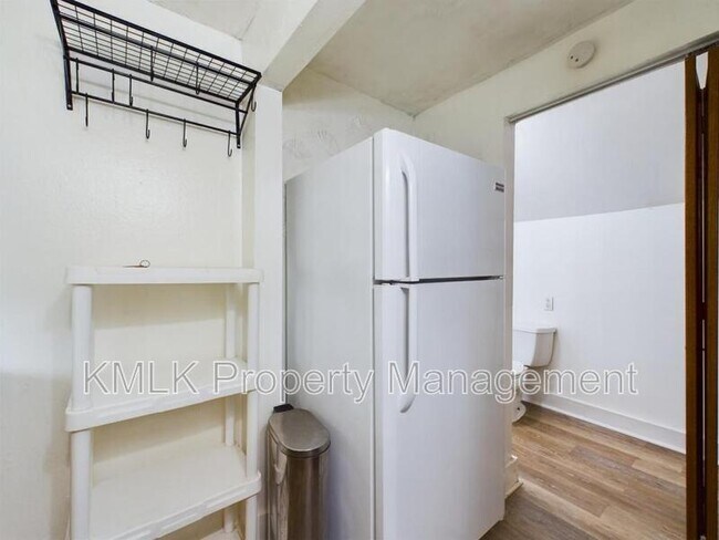 Building Photo - 665 Kling St