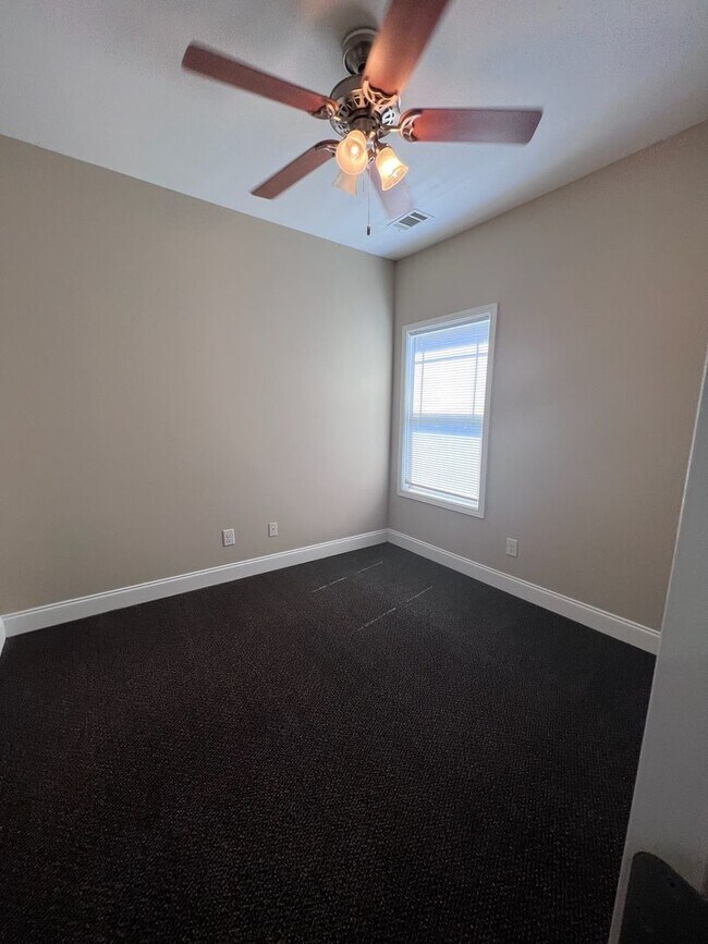 Building Photo - HUGE Four Bedroom