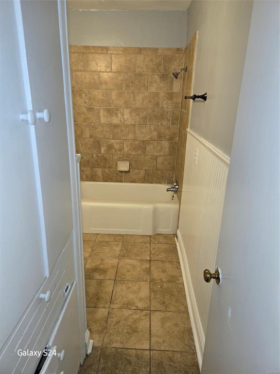 Building Photo - 2141 Meadowlane Dr