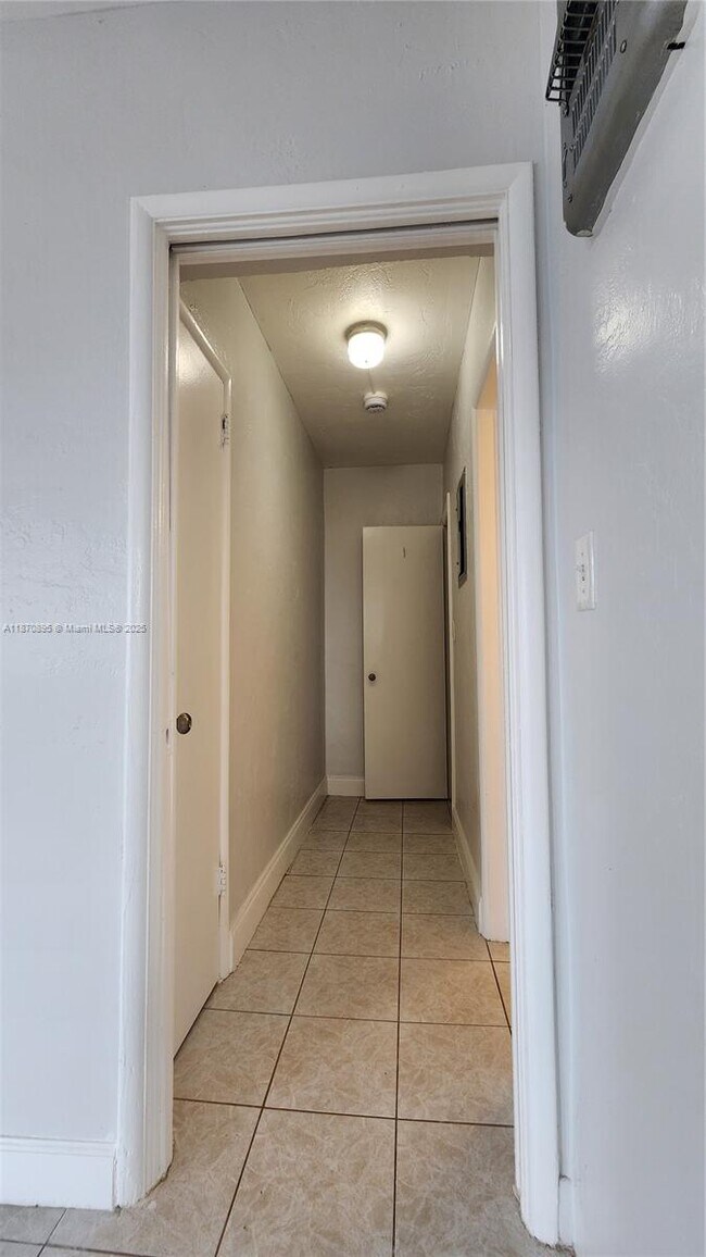 Building Photo - 505 S Ocean Dr