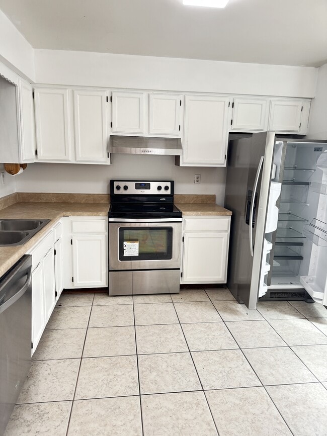 Building Photo - 811 Christa Ct