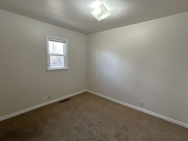 Building Photo - 821 Skyline Dr