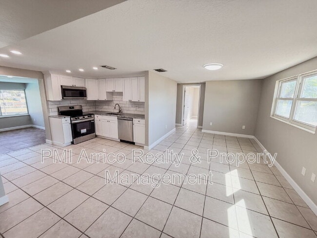 Building Photo - 818 Bayview Dr