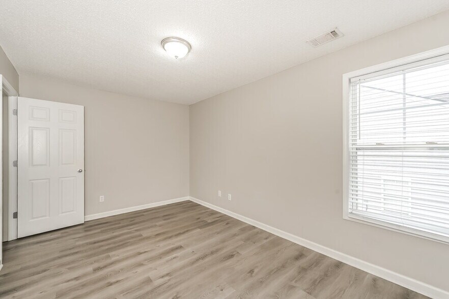 Building Photo - 3815 Pine Village Pl