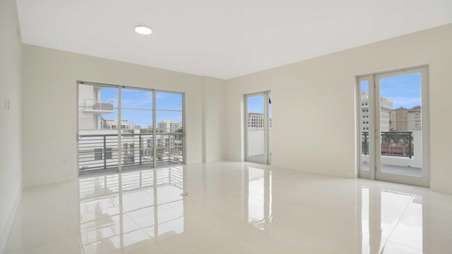 Building Photo - 155 E Boca Raton Rd