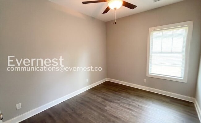 Building Photo - 3 Bed, 2 Bath Home with Garage / Pet-Friendly / Available Now!