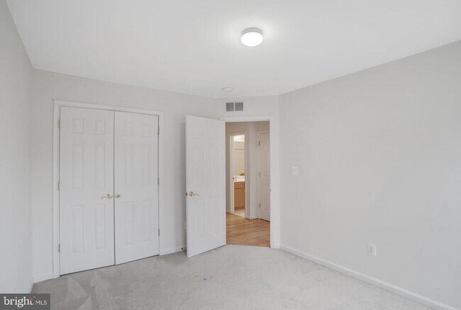 Building Photo - 4684 Carisbrooke Ln