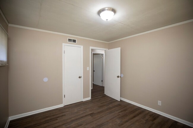 Building Photo - ** 4 Bed 2 Bath located in Rosemont Height...