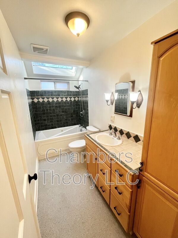 Building Photo - 1252 NW Milwaukee Ave