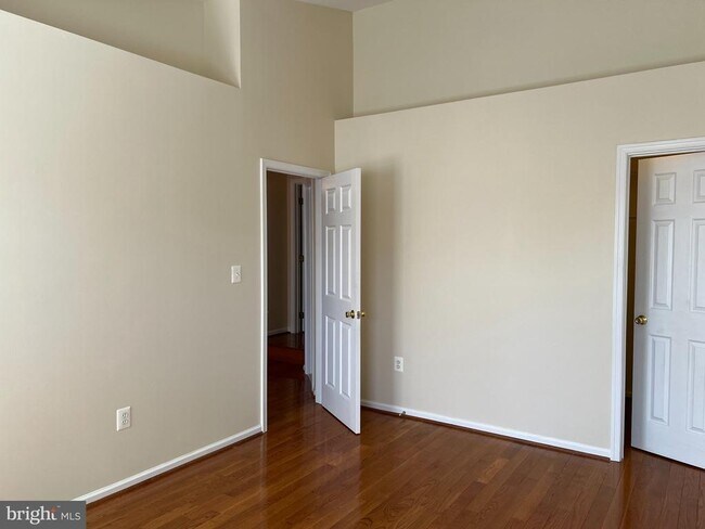 Building Photo - 8818 Royal Doulton Ln