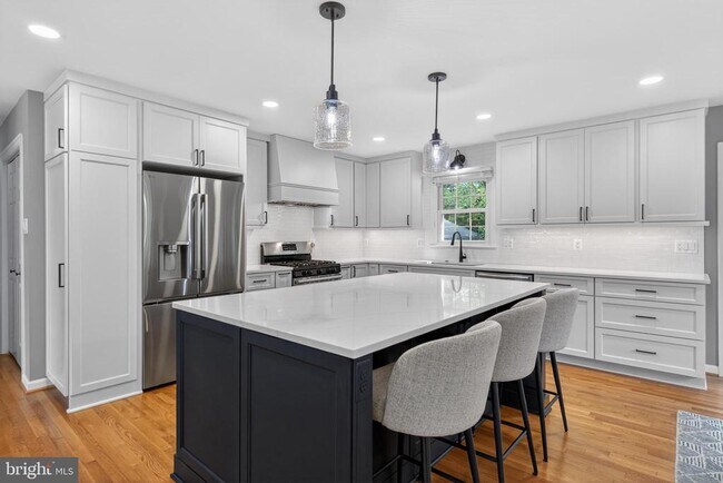 Building Photo - 9801 Meadow Valley Dr