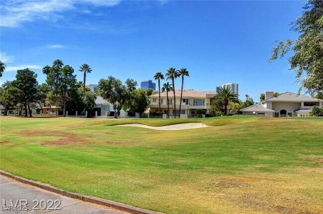 Building Photo - 2963 Pinehurst Dr