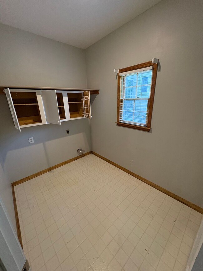 Building Photo - 4 bed/4.5 bath Overland Park Home with Multiple Entertainment Areas in Blue Valley