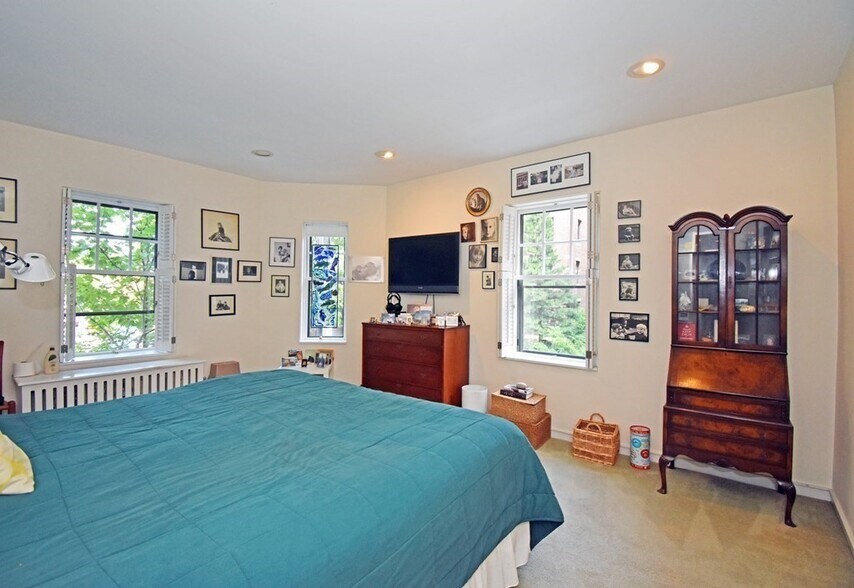 Building Photo - 993 Memorial Dr