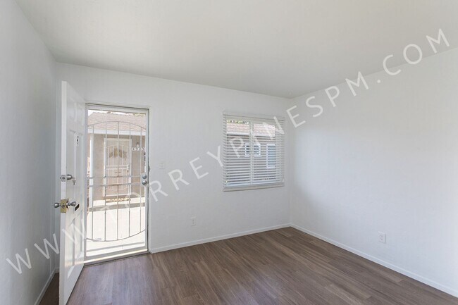 Building Photo - 1 BR Cottage in OB w/ Garage ~ W/D Combo i...