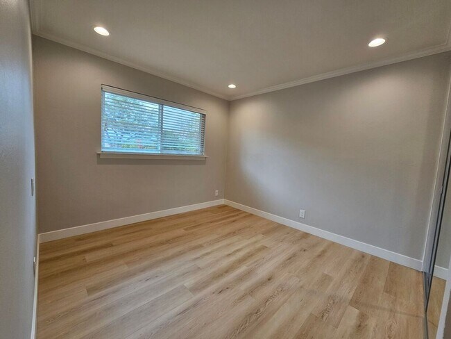 Building Photo - Updated Top Floor 2 Bedroom/1 Bathroom Apa...