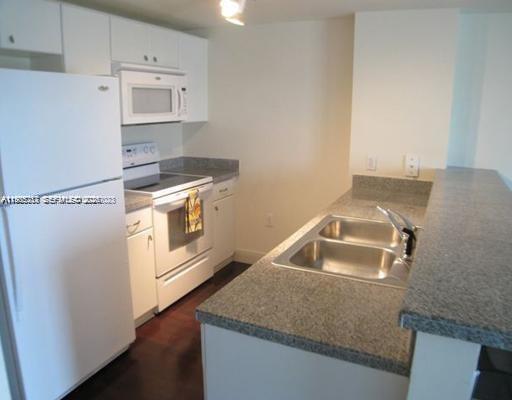 Building Photo - 2740 SW 28th Terrace