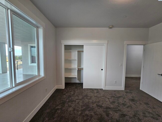 Building Photo - Primary Suite on Main w/Second Suite in Ba...